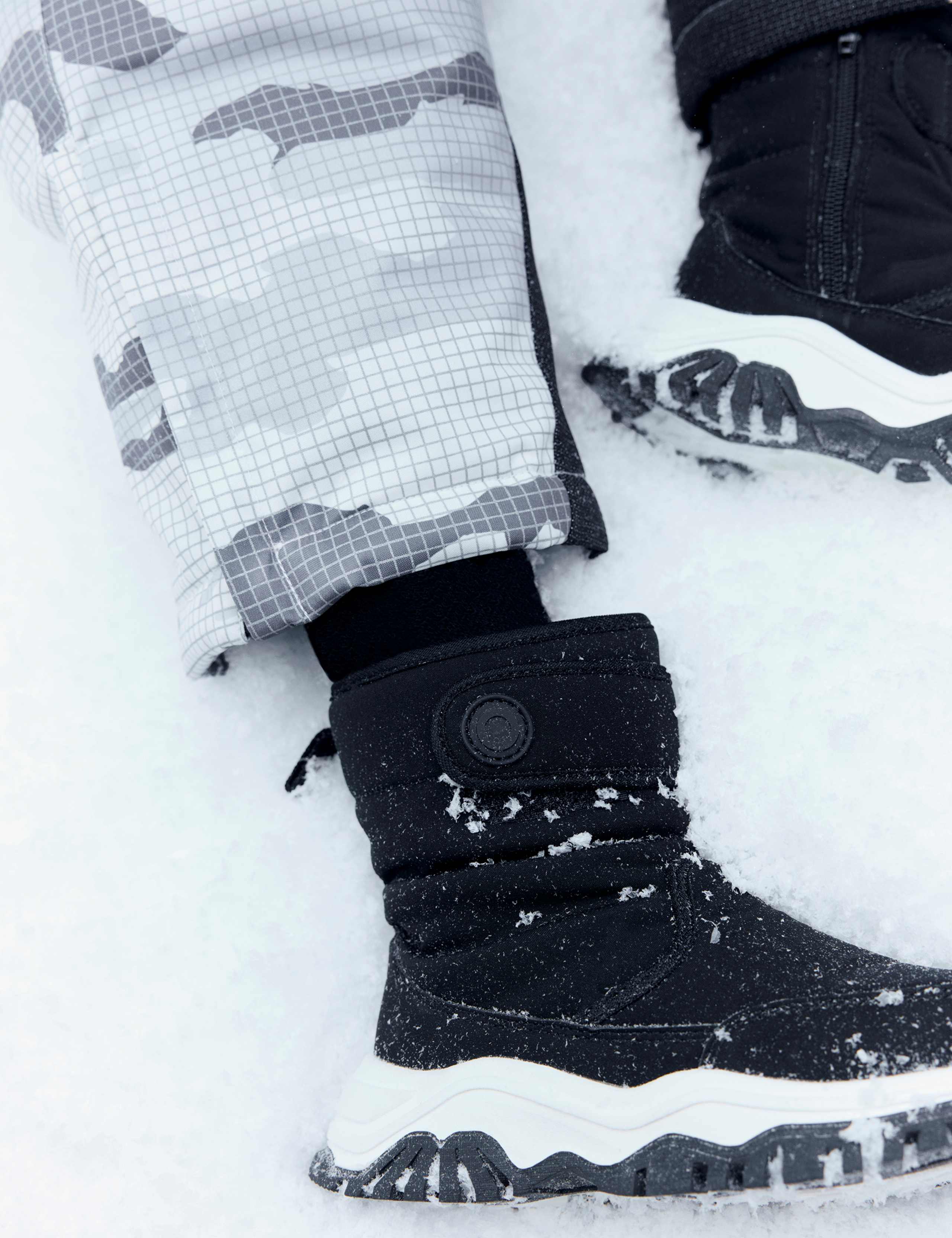 Kids' Waterproof Ski Boots (4 Small - 2 Large) 1 of 5