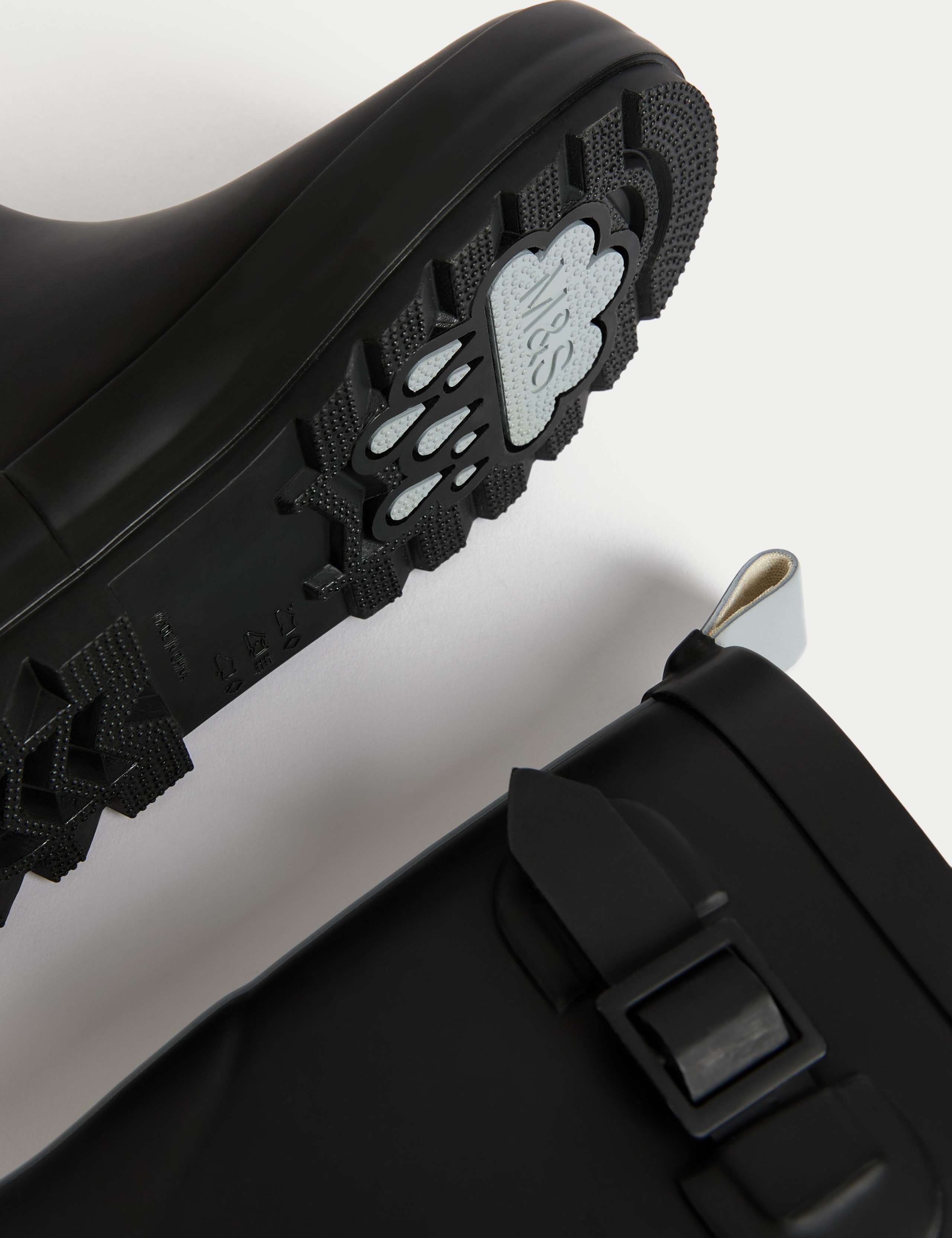 Kids Wellies (4 Small - 6 Large) 3 of 4