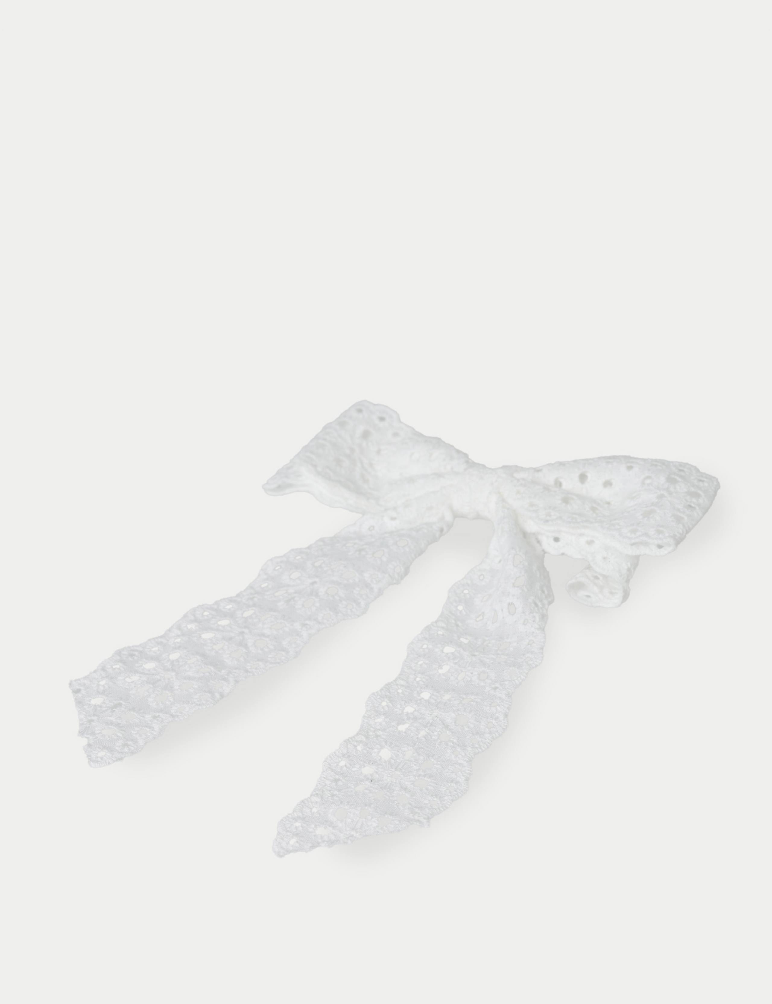 Broderie Bow 2 of 3