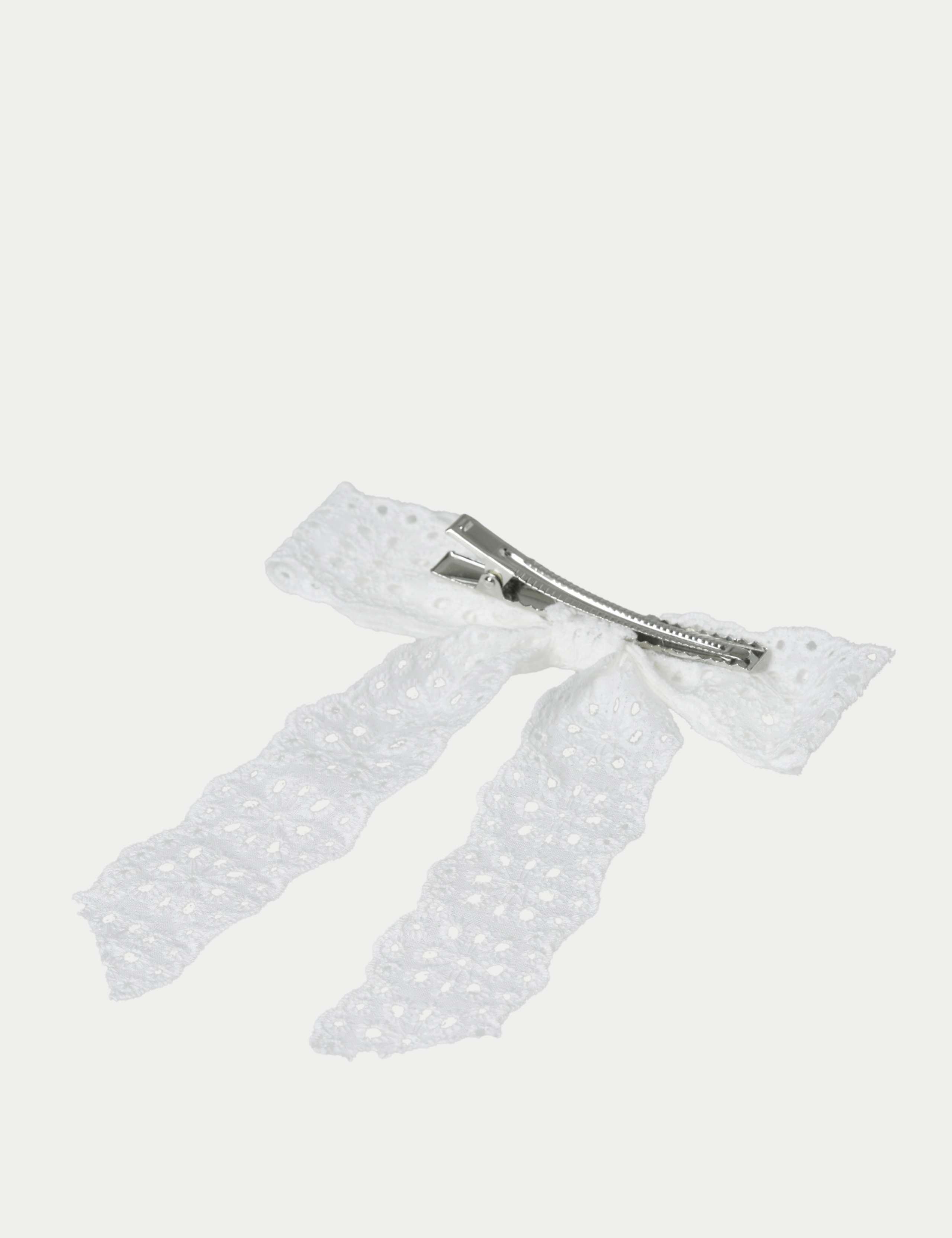 Broderie Bow 3 of 3