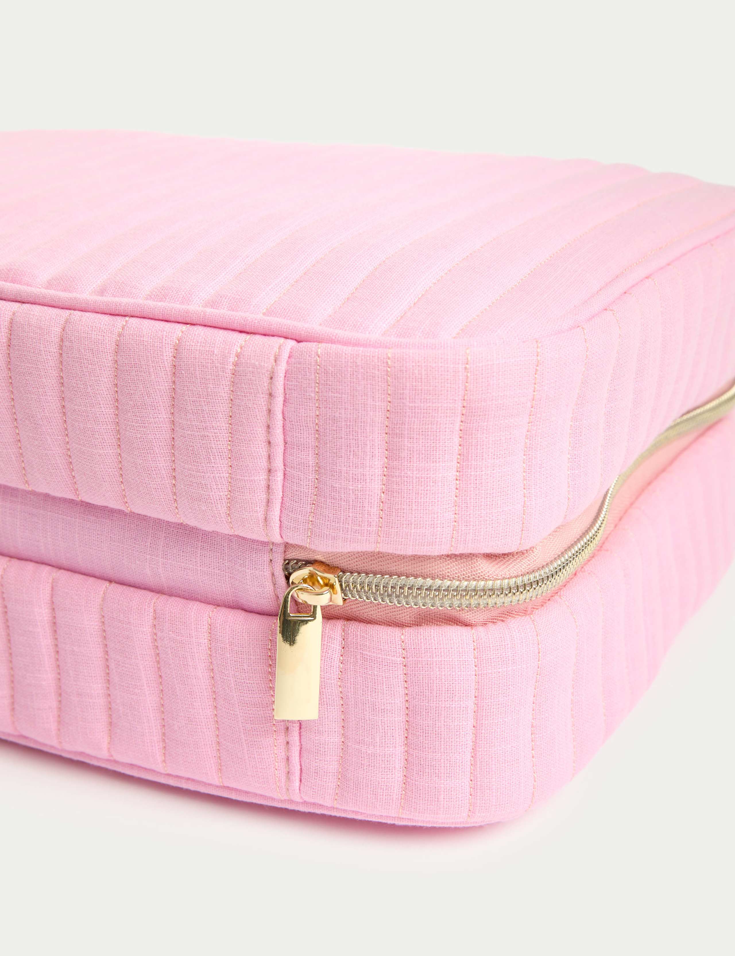 Hanging Wash Bag 4 of 4