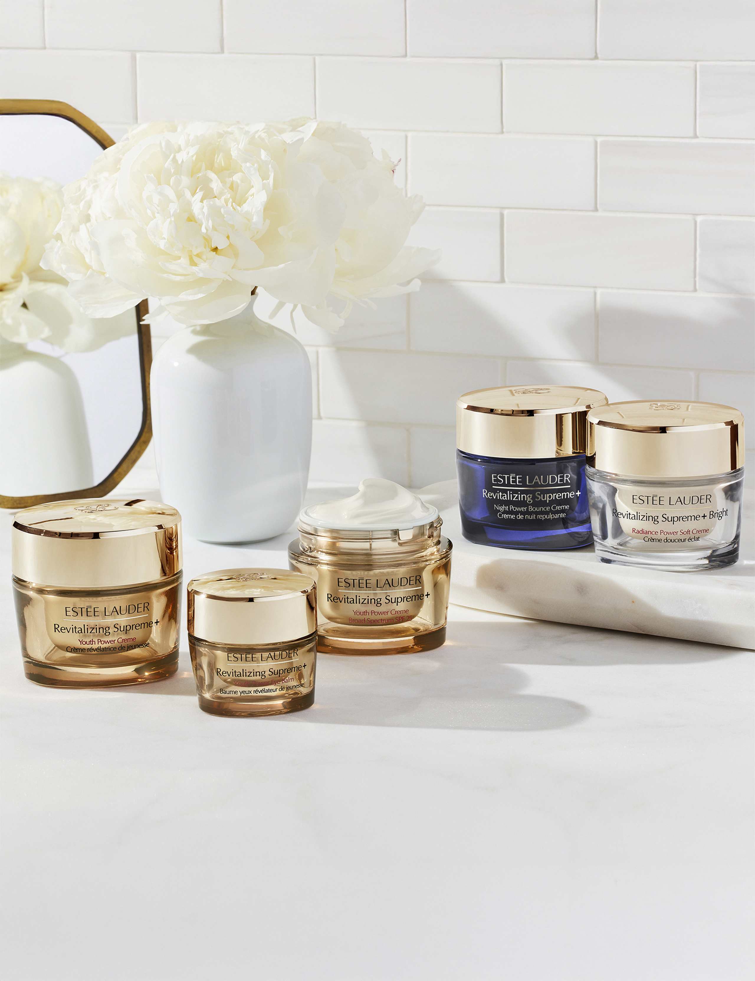 Revitalizing Supreme+ Bright Soft Creme Moisturiser 50 ml 4 of 4