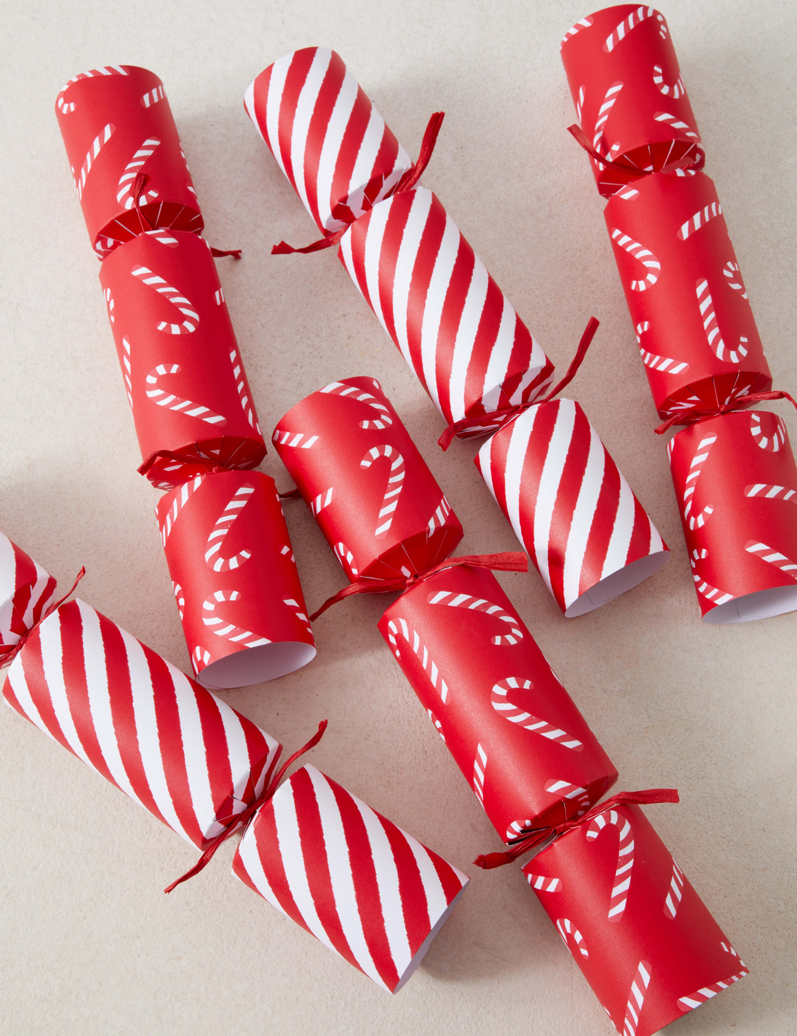 Christmas Crackers with Trivia Game - Pack of 12, 2 Designs 1 of 4