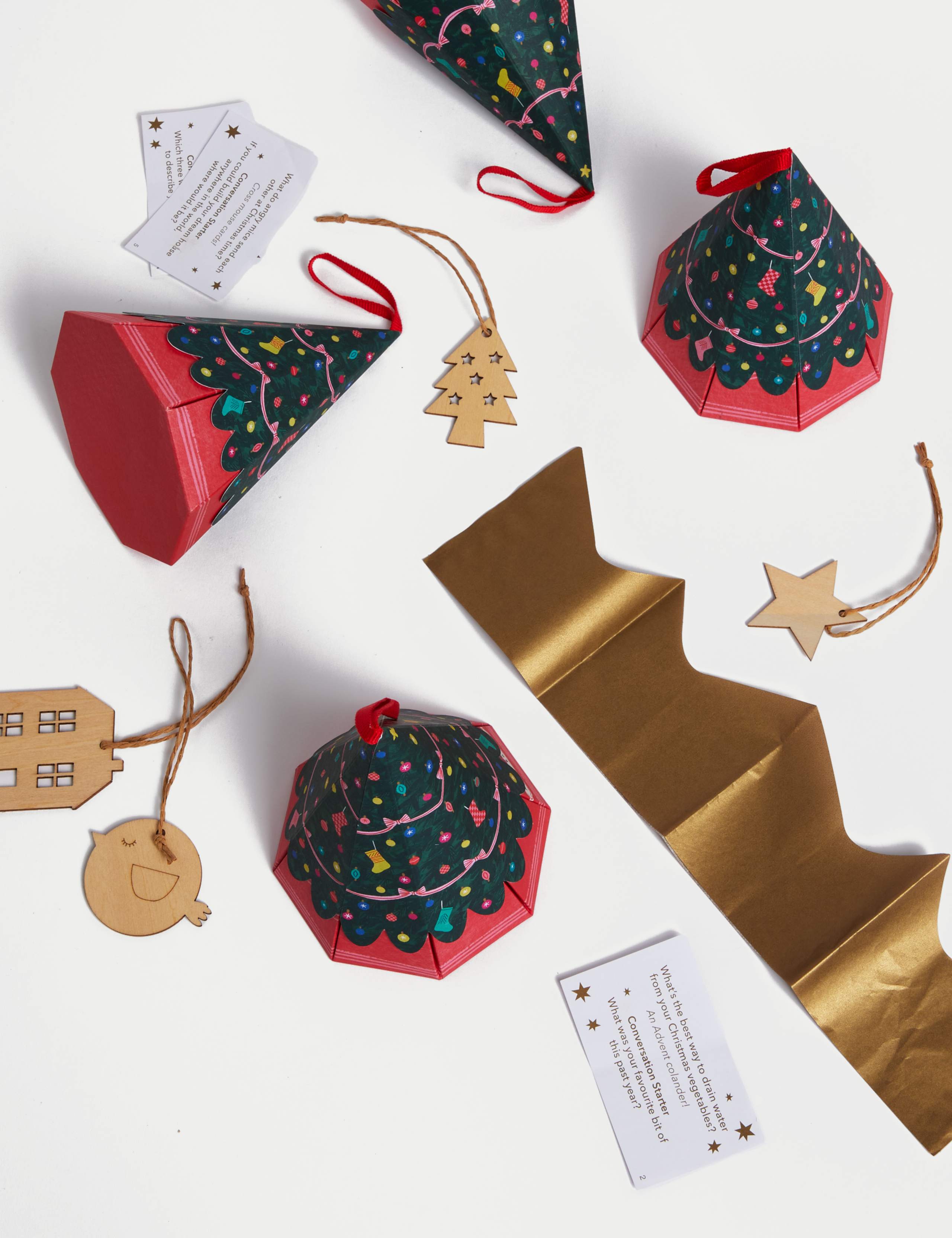 6 Festive Tree-Shaped Christmas Crackers 2 of 4