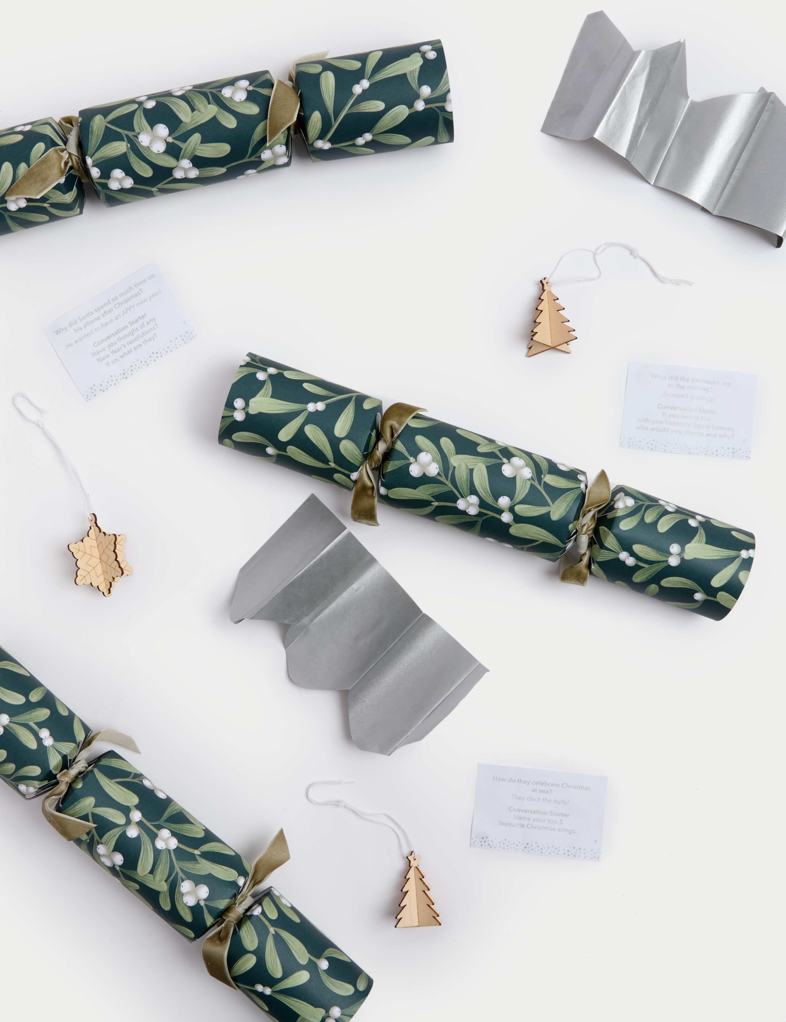 8 Christmas Crackers - Mistletoe Design 2 of 3