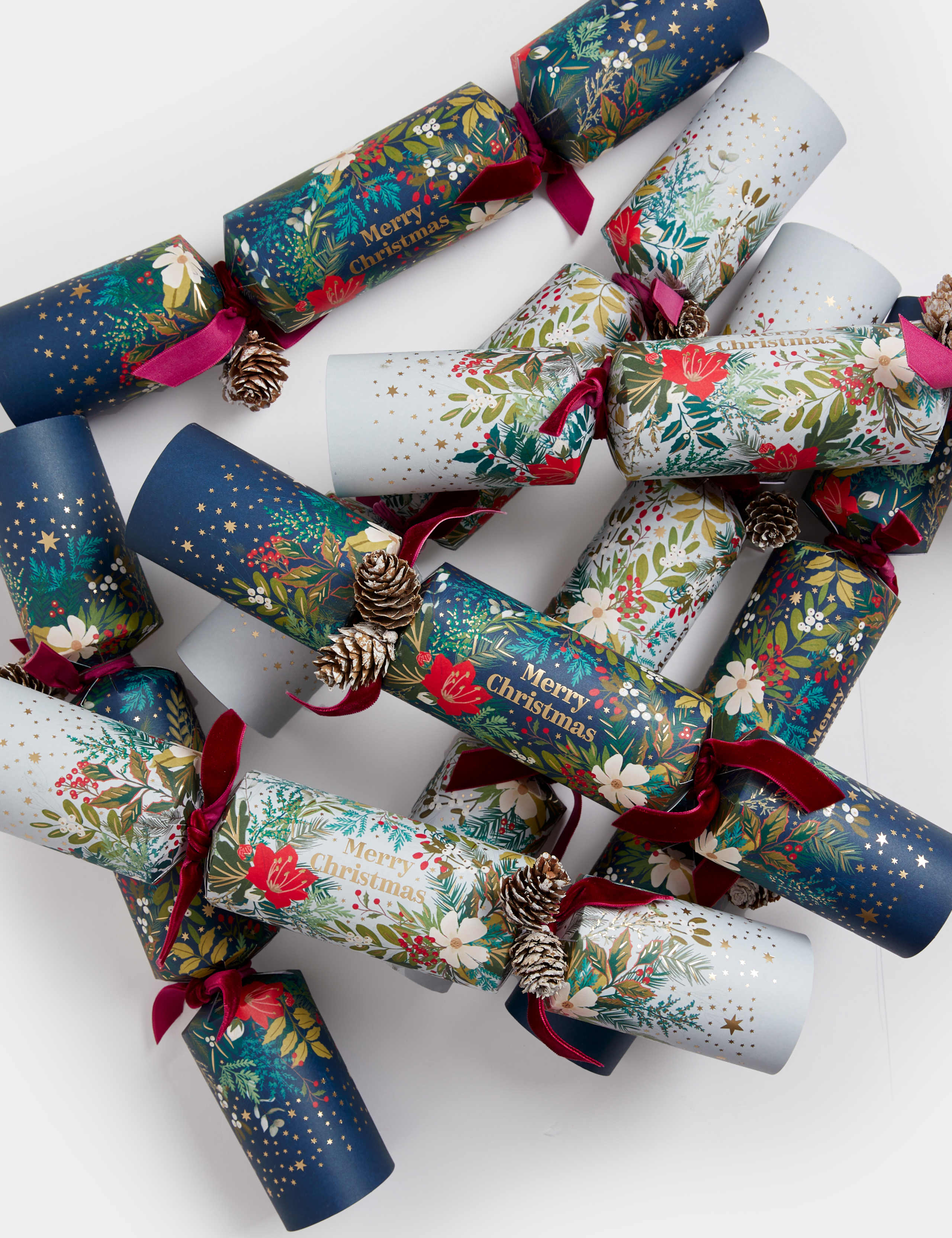 8 Luxury Christmas Crackers - Traditional Foliage Designs 3 of 4
