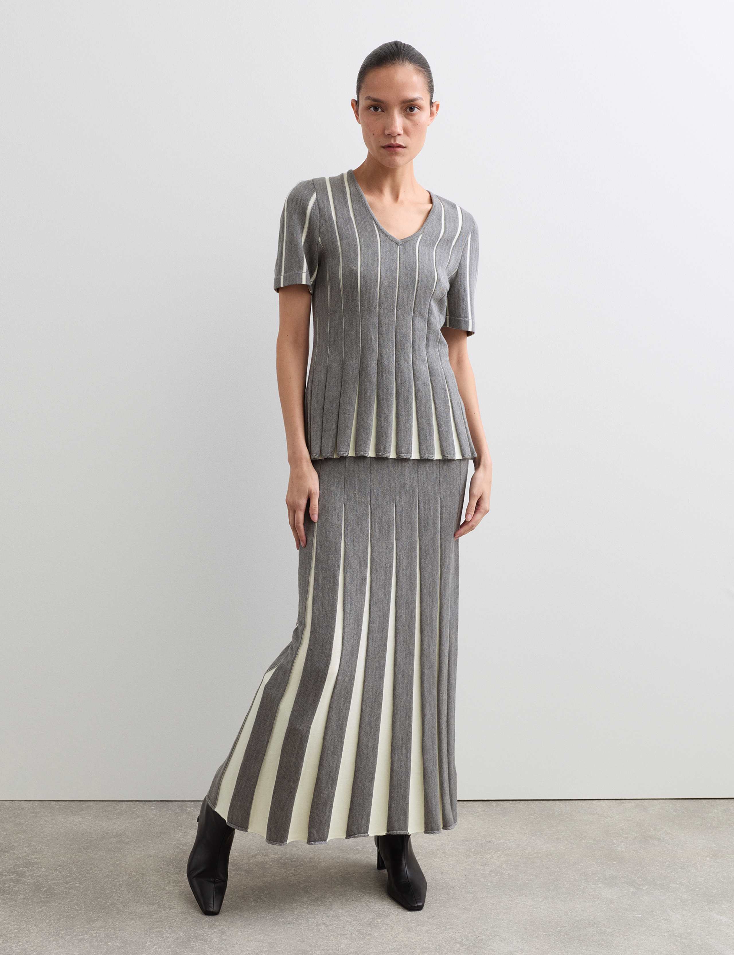 Merino Wool Rich V-Neck Pleated Knitted Top 4 of 6