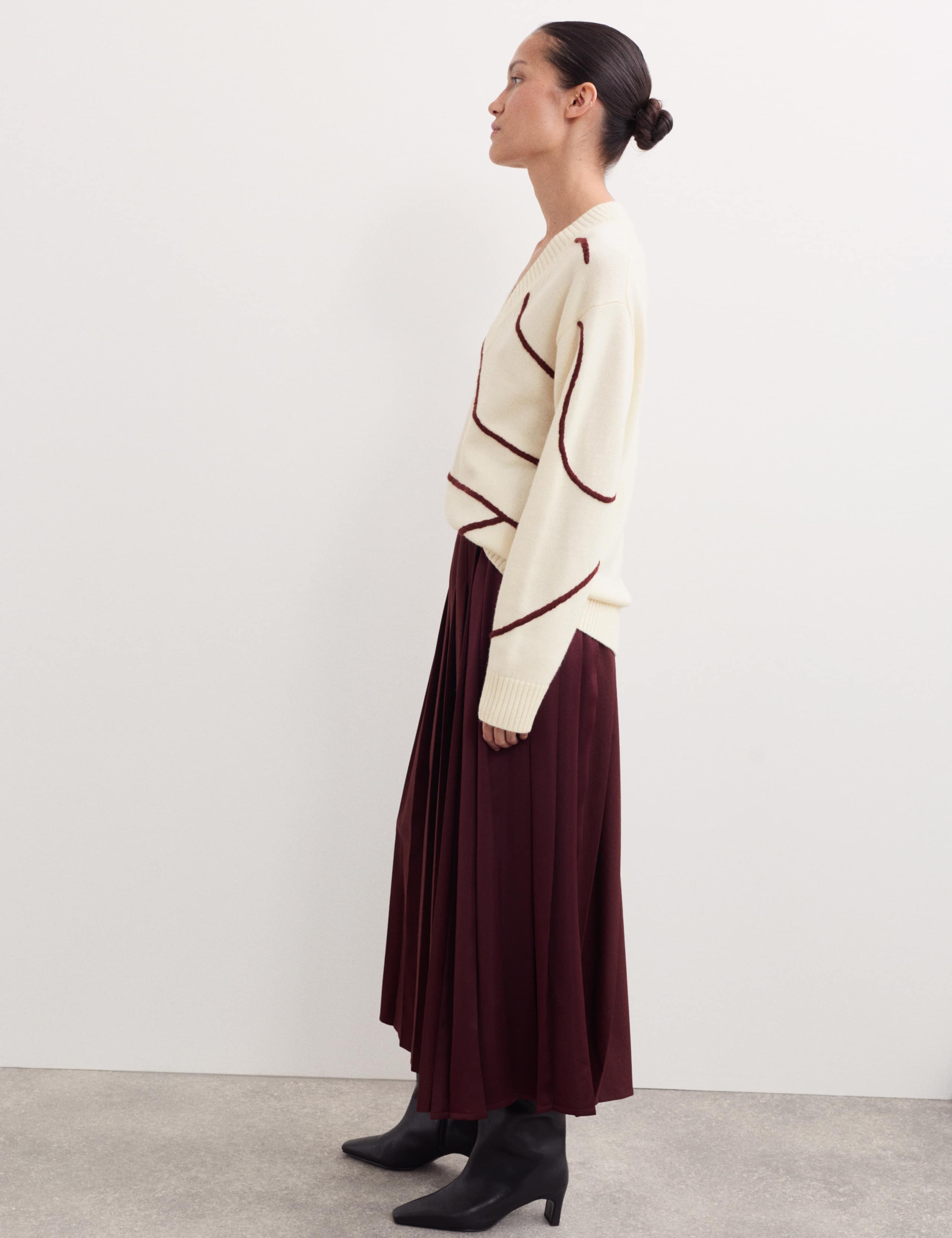 Merino Wool Embroidered Stripe V-Neck Jumper 6 of 7