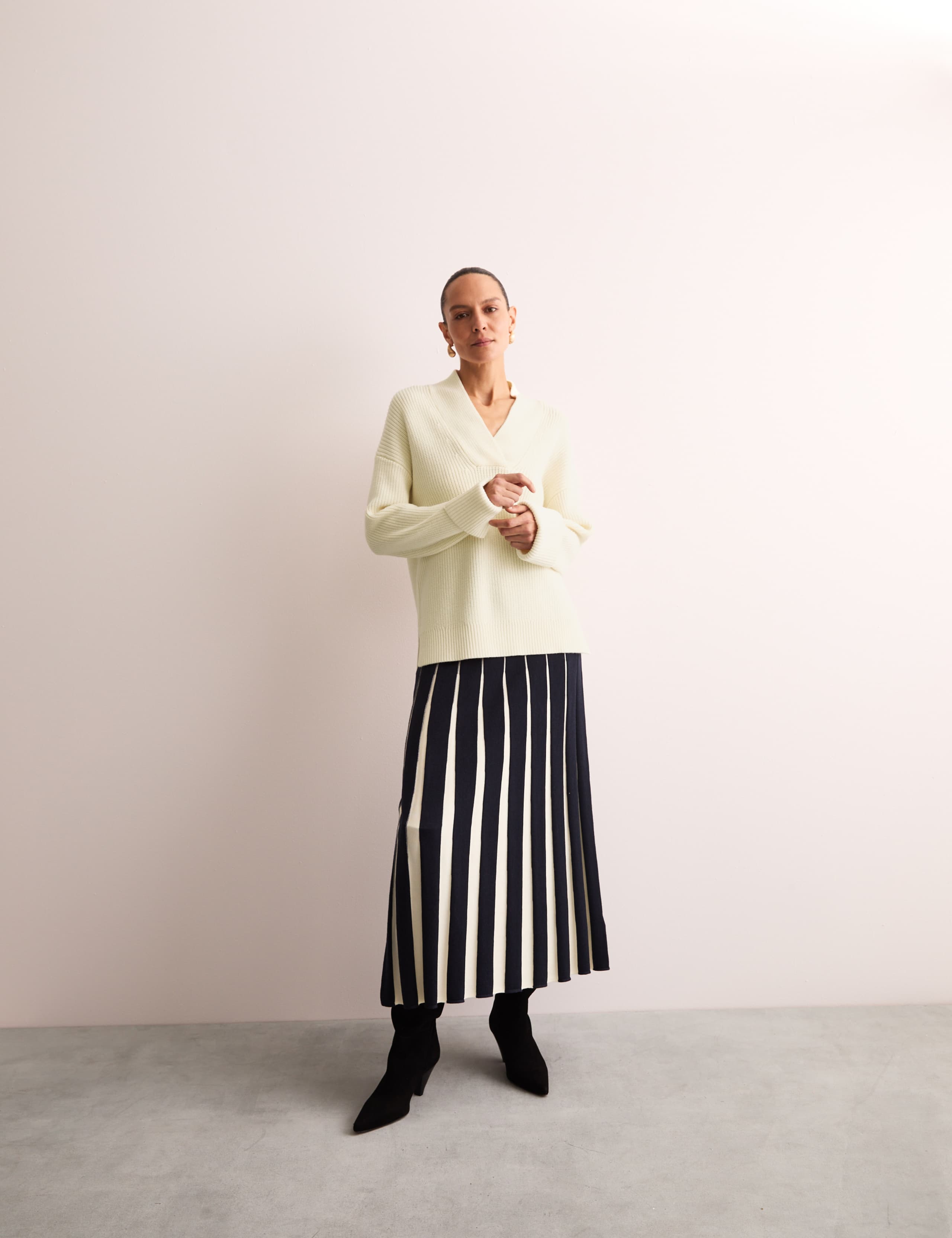 Pure Merino Wool V-Neck Relaxed Jumper 5 of 7