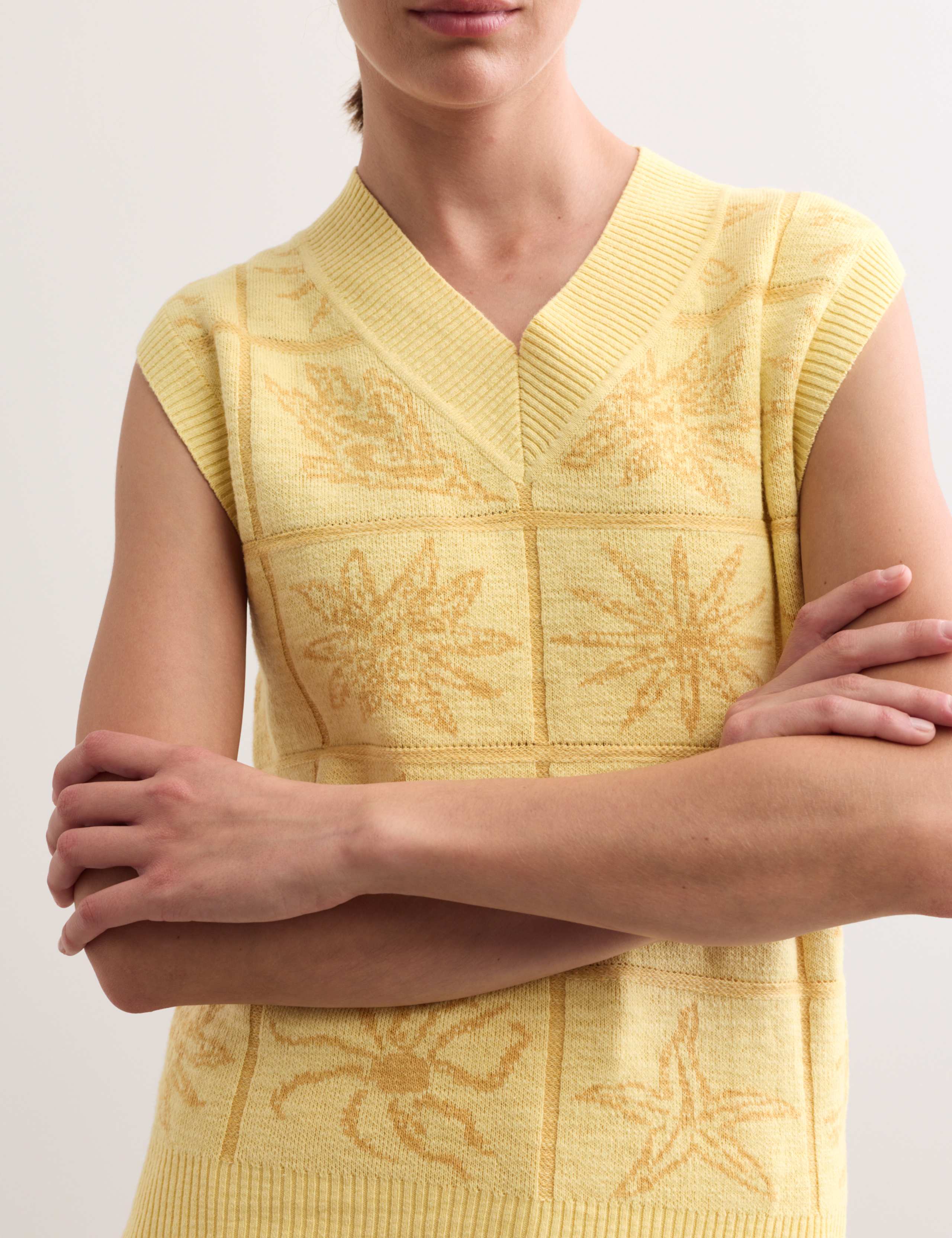 Linen Rich V-Neck Stitch Detail Knitted Vest 4 of 7