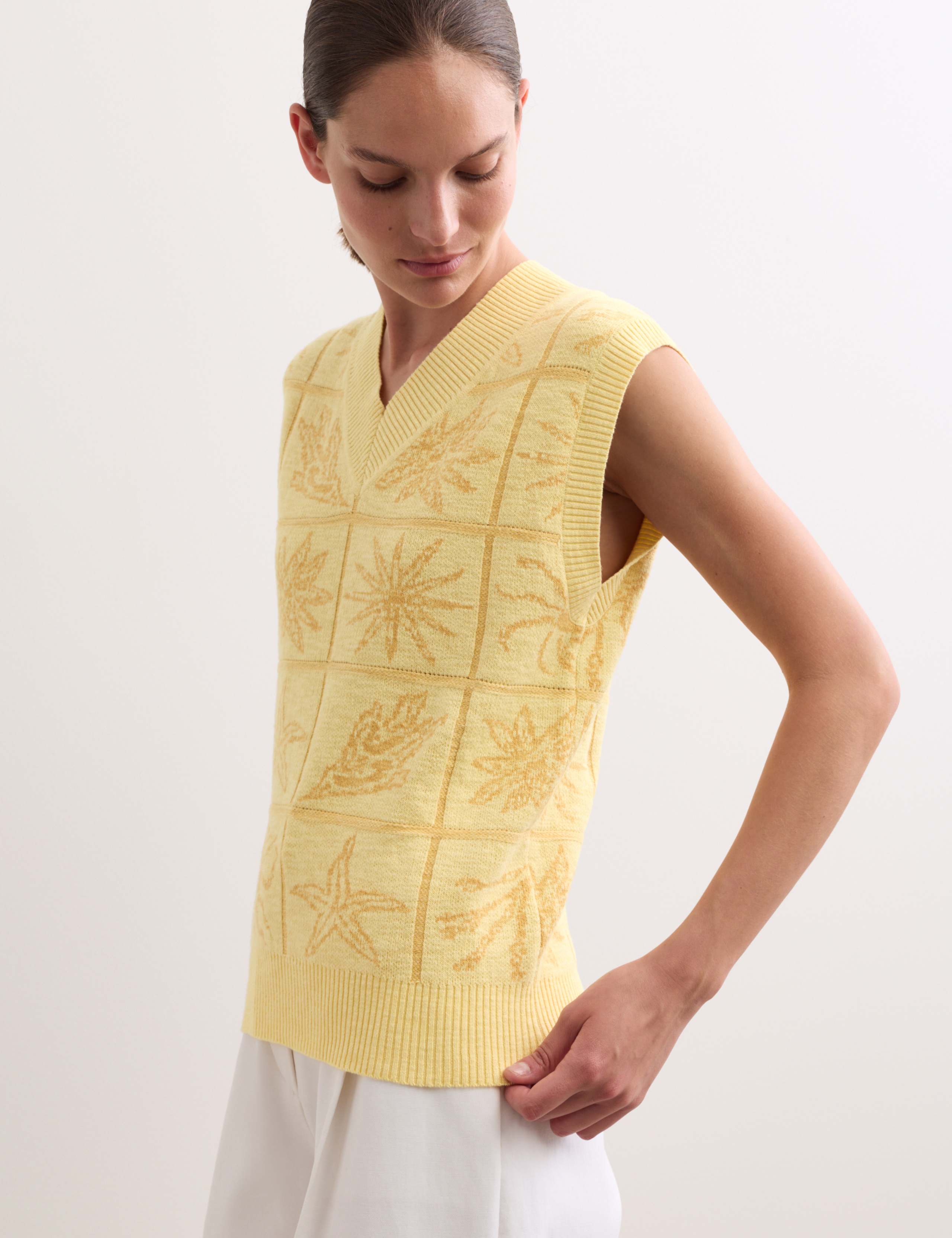 Linen Rich V-Neck Stitch Detail Knitted Vest 5 of 7