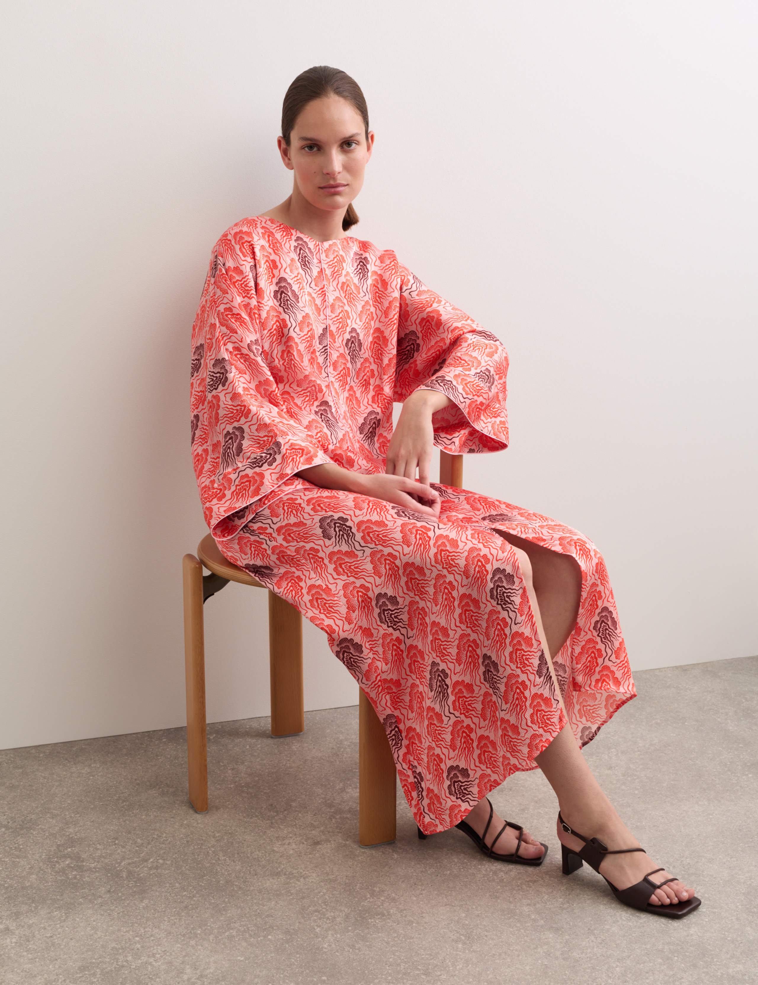 Linear Wave Print V-Neck Maxi Shift Dress 4 of 7