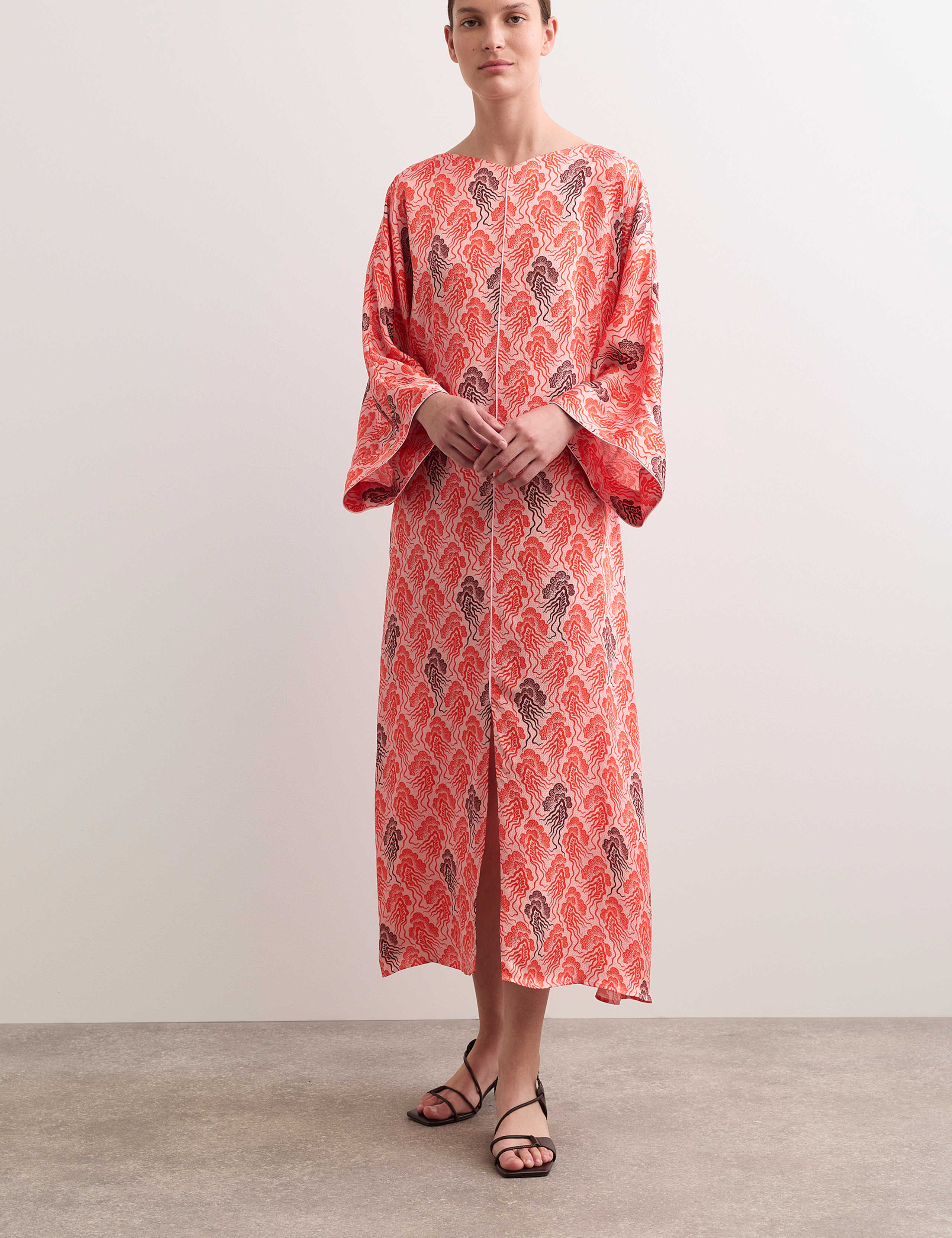 Linear Wave Print V-Neck Maxi Shift Dress 5 of 7