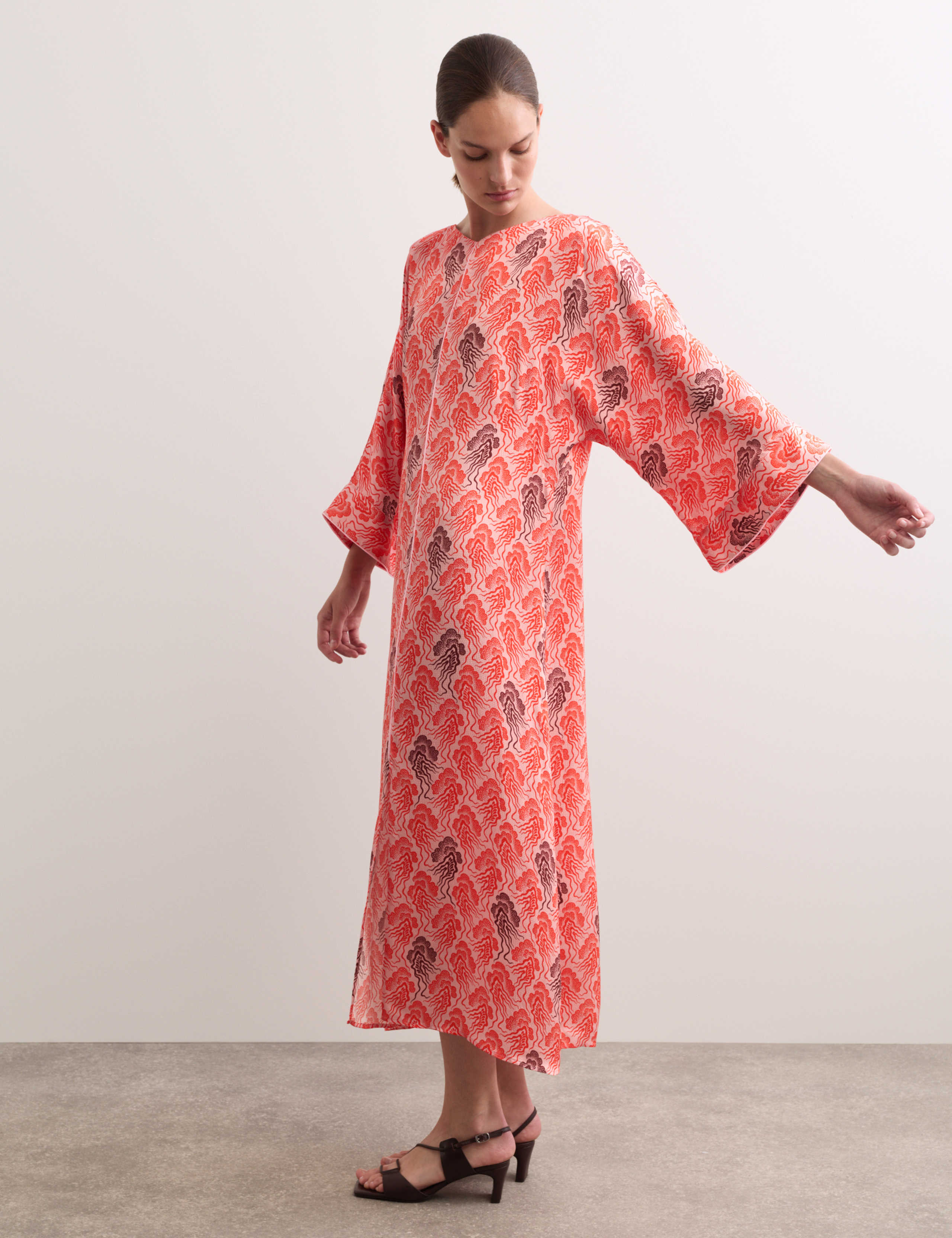 Linear Wave Print V-Neck Maxi Shift Dress 7 of 7