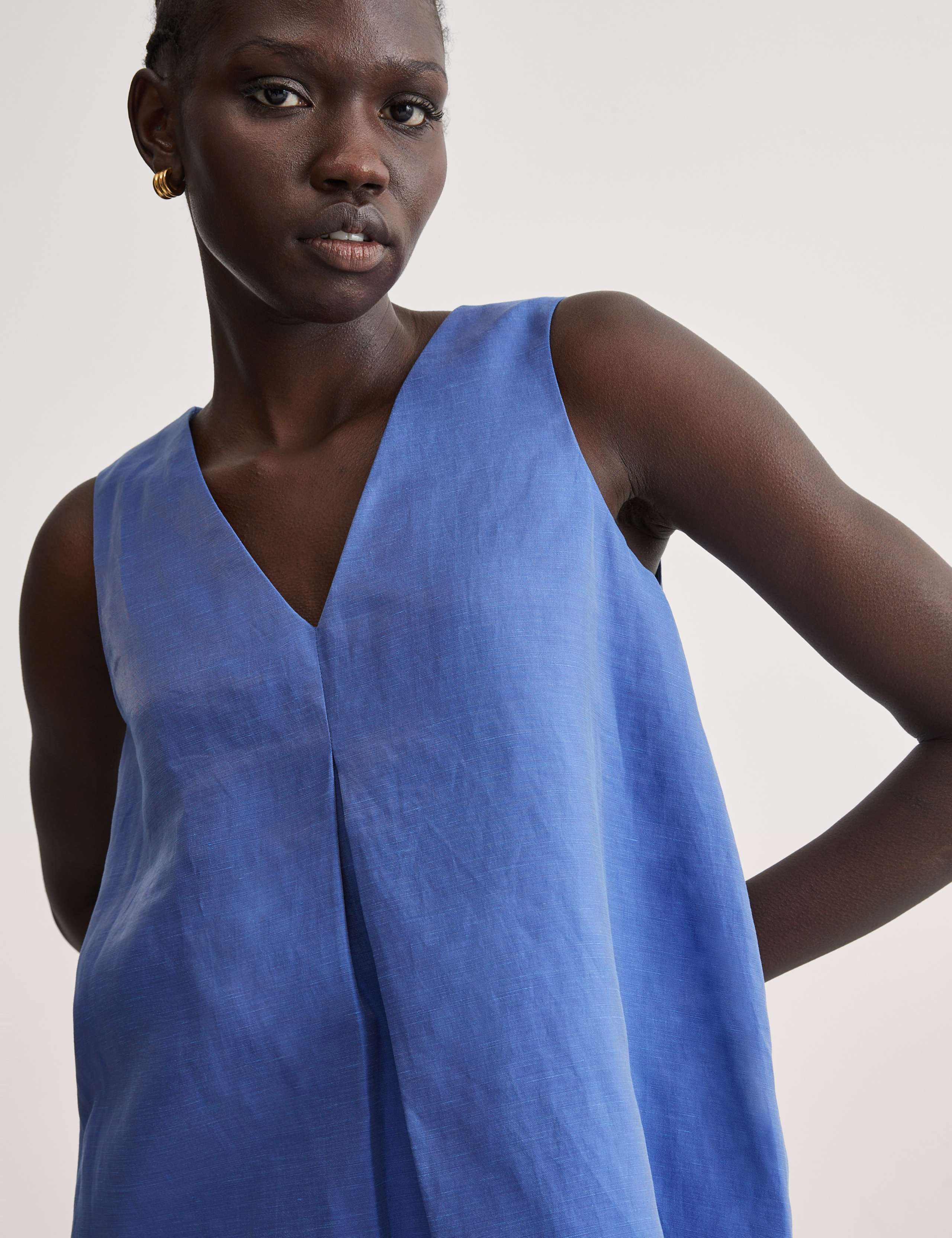 Linen Rich V-Neck Pleat Detail Shell Top 3 of 6