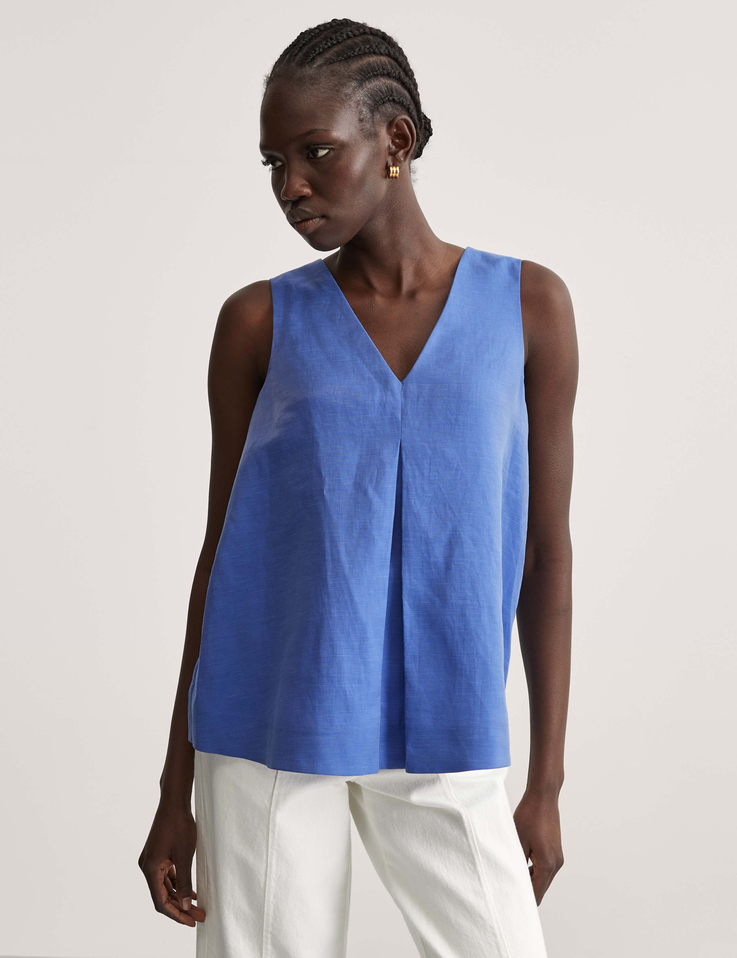 Linen Rich V-Neck Pleat Detail Shell Top 4 of 6