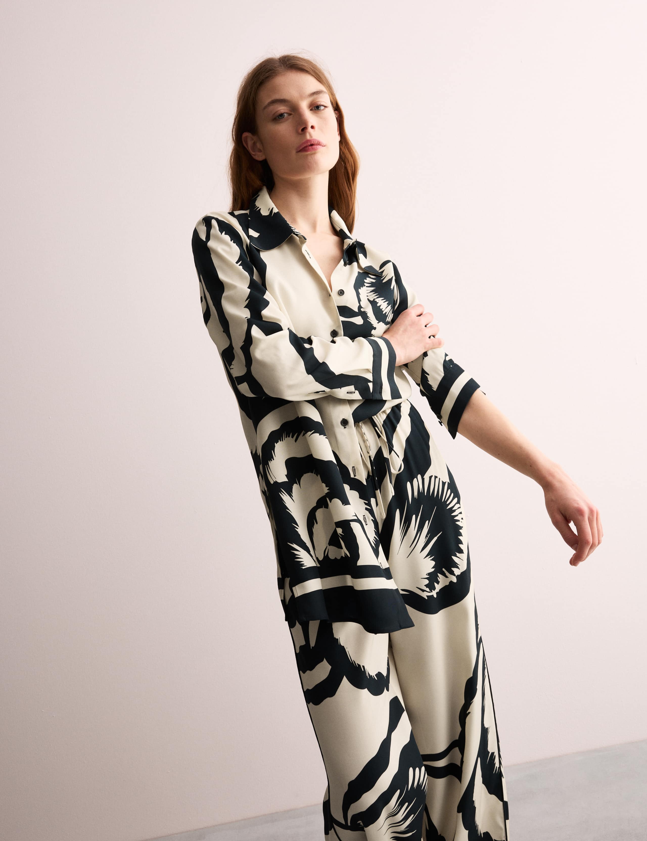 Monochrome Floral Collared Longline Shirt 3 of 7