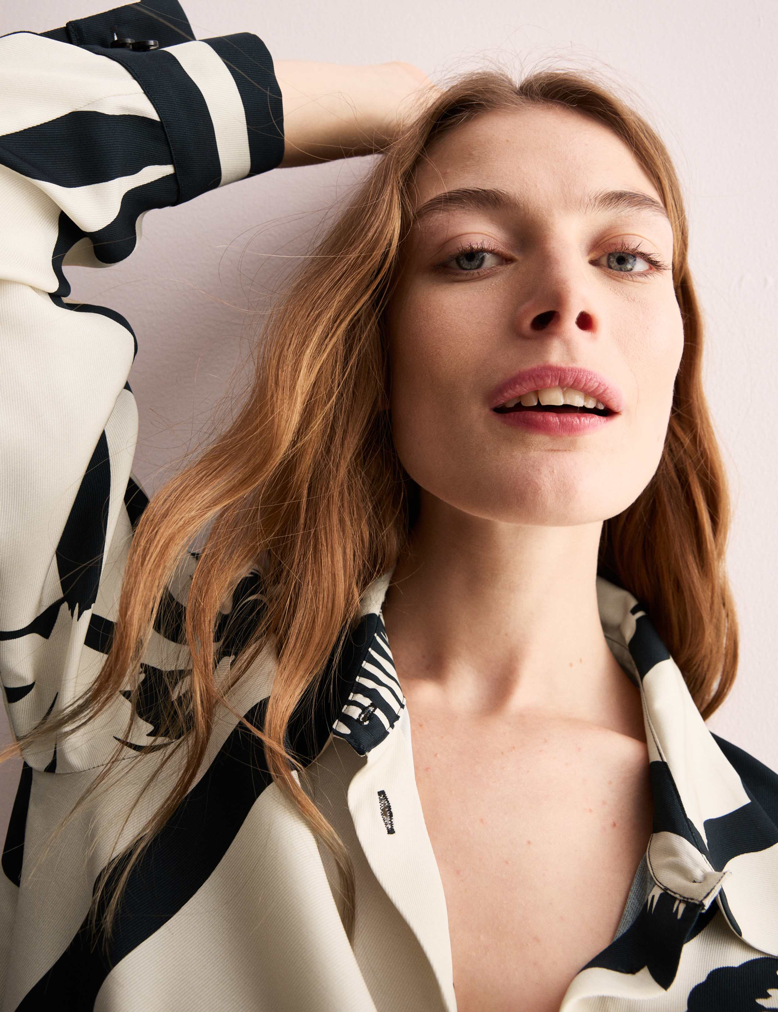 Monochrome Floral Collared Longline Shirt 5 of 7