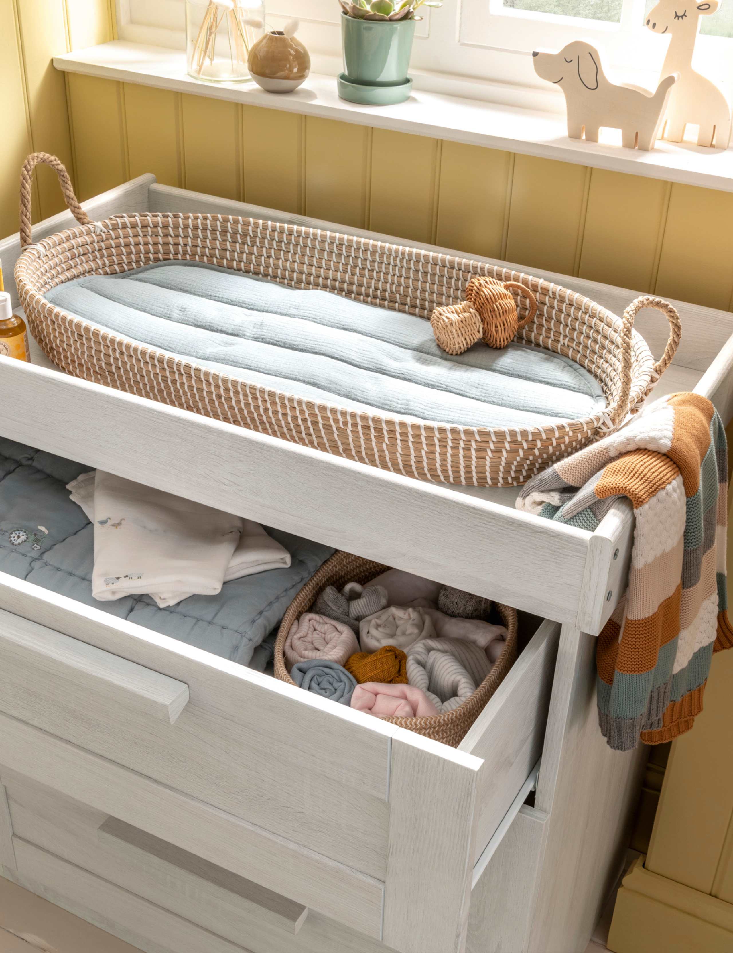 Atlas Dresser Changer 7 of 7