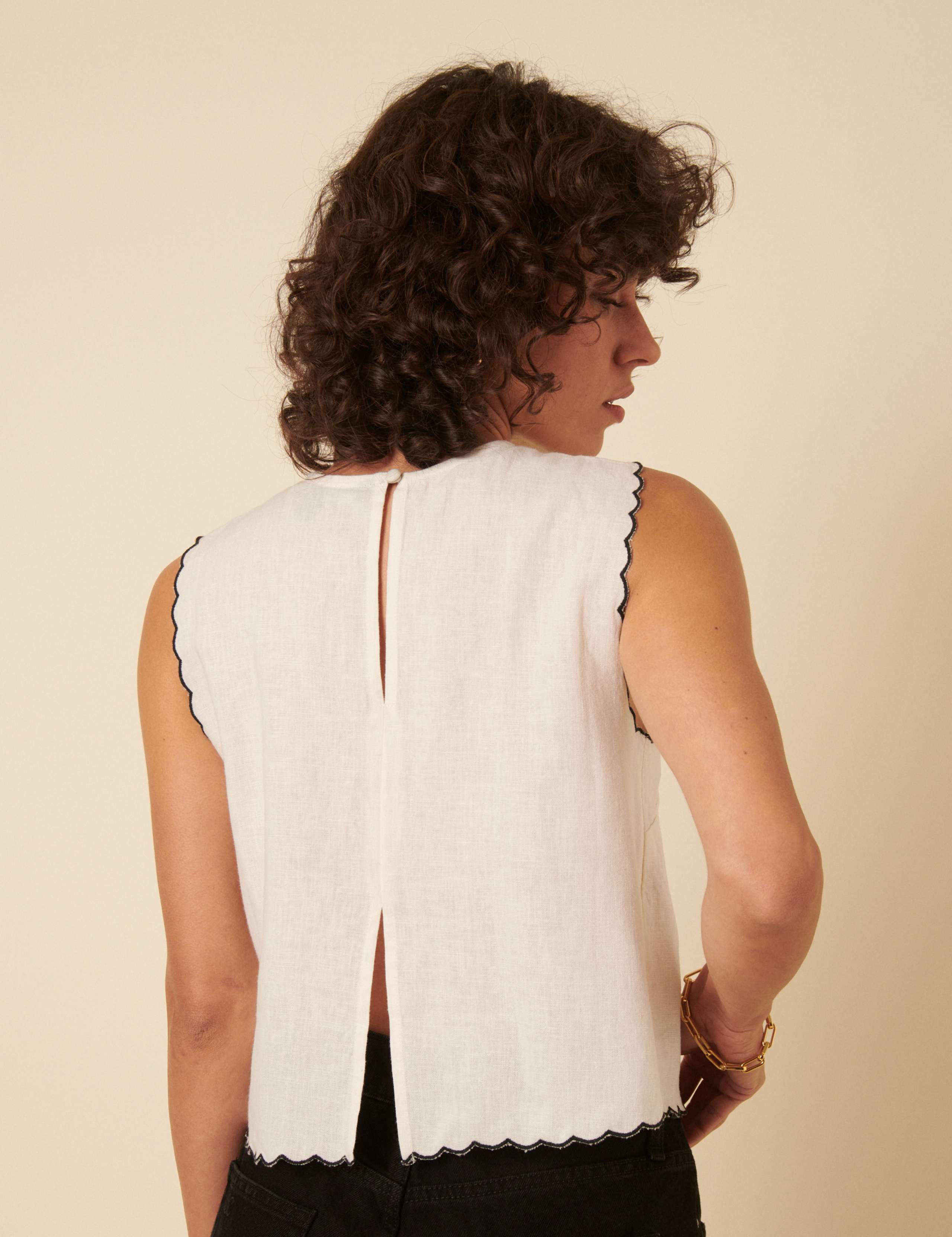Linen Rich Scallop Split Back Vest 3 of 5