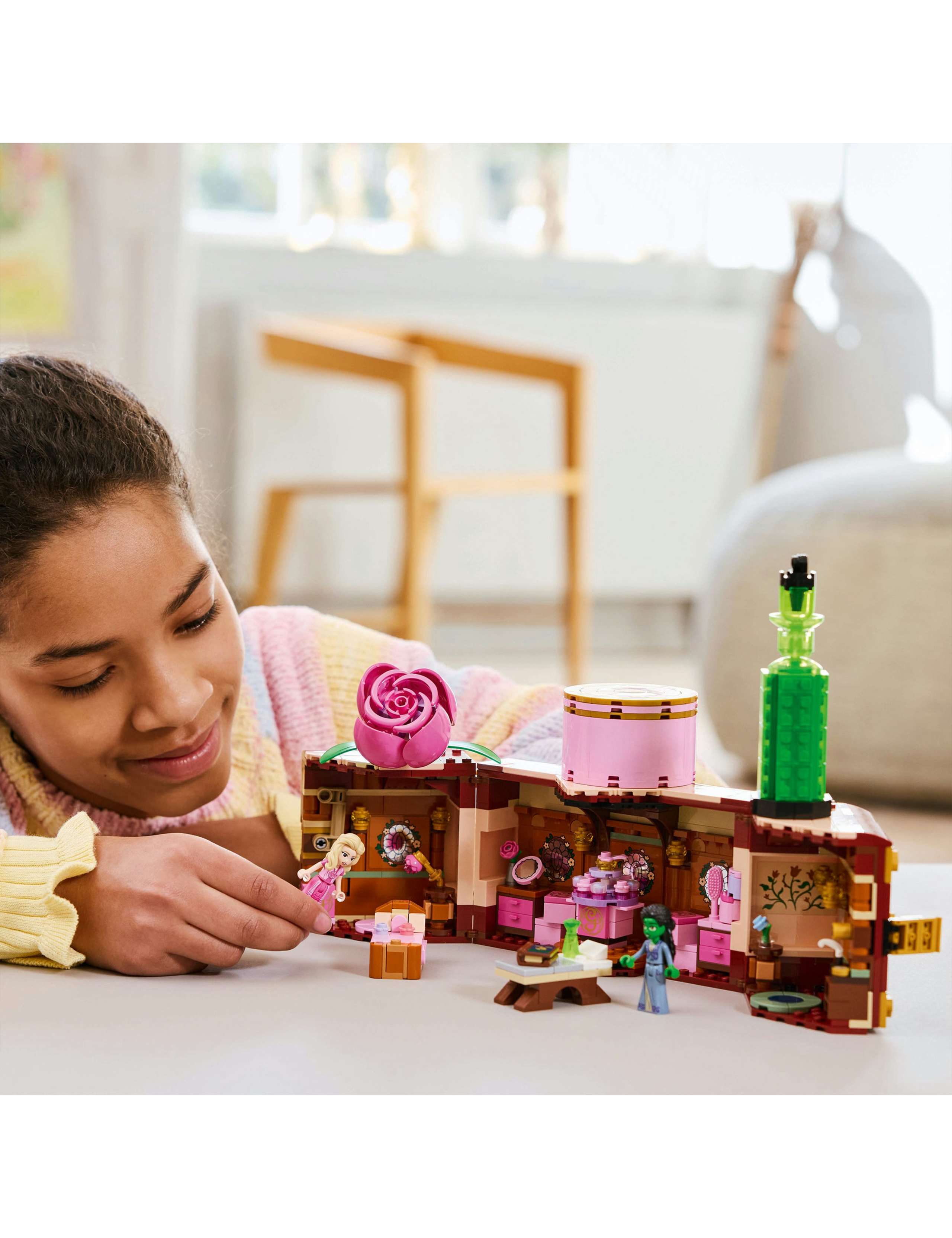 LEGO® Wicked Glinda & Elphaba’s Dormitory Collectible Toy Model (8+ Yrs) 4 of 4