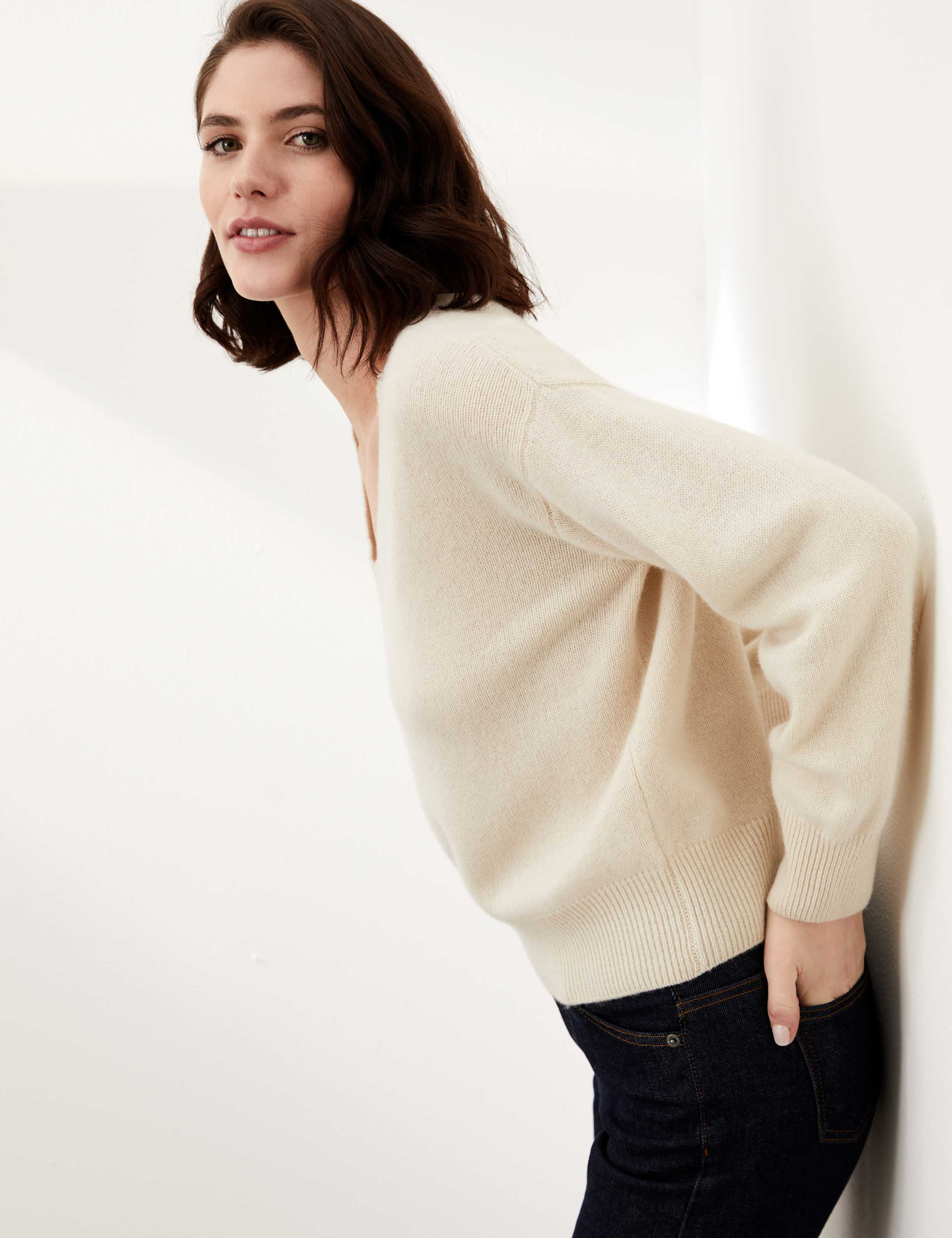 Cashmere Ribbed V-Neck Jumper With Wool 4 of 6