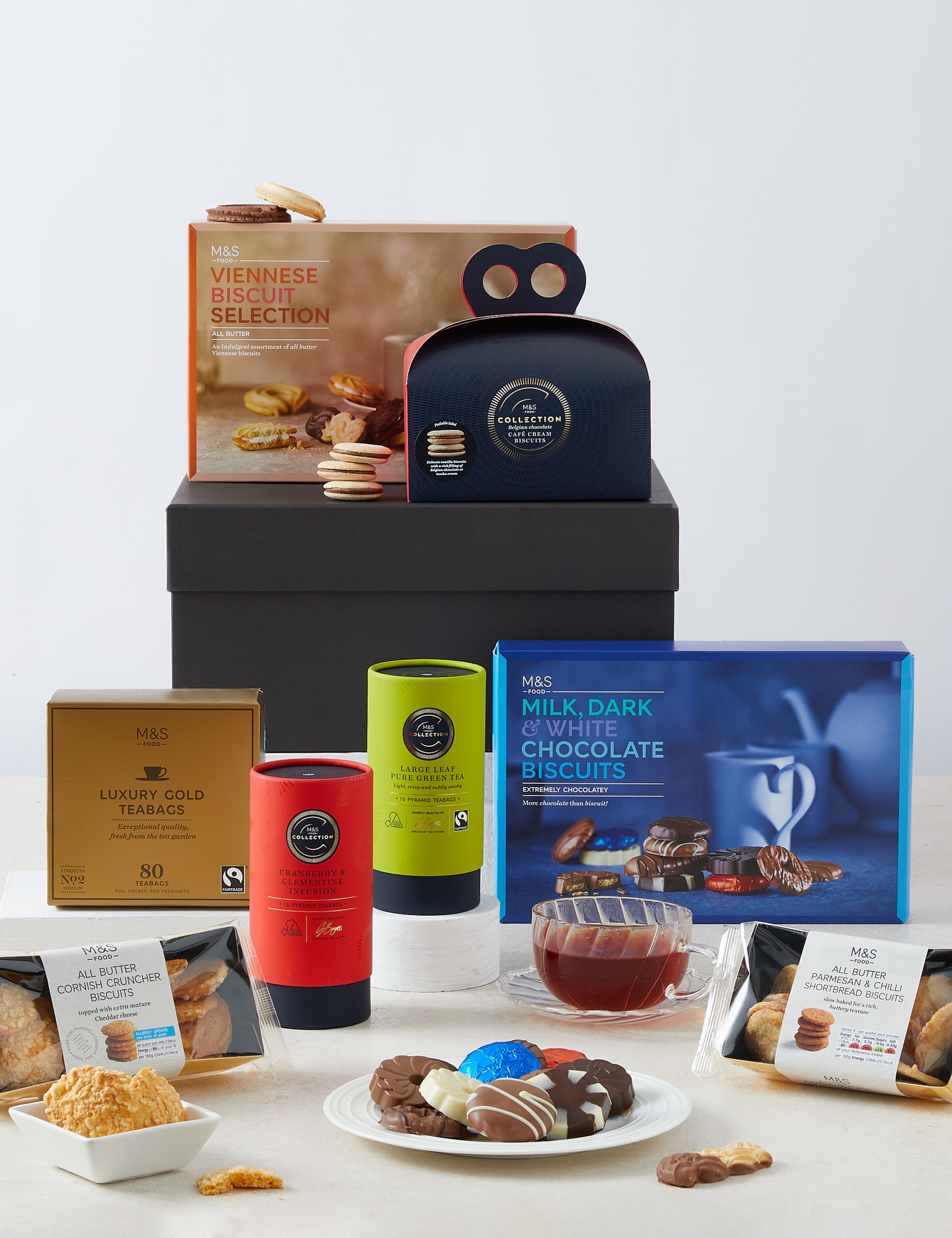 Tea & Biscuit Lover's Gift Box (Delivery from 6th January 2021) 1 of 3