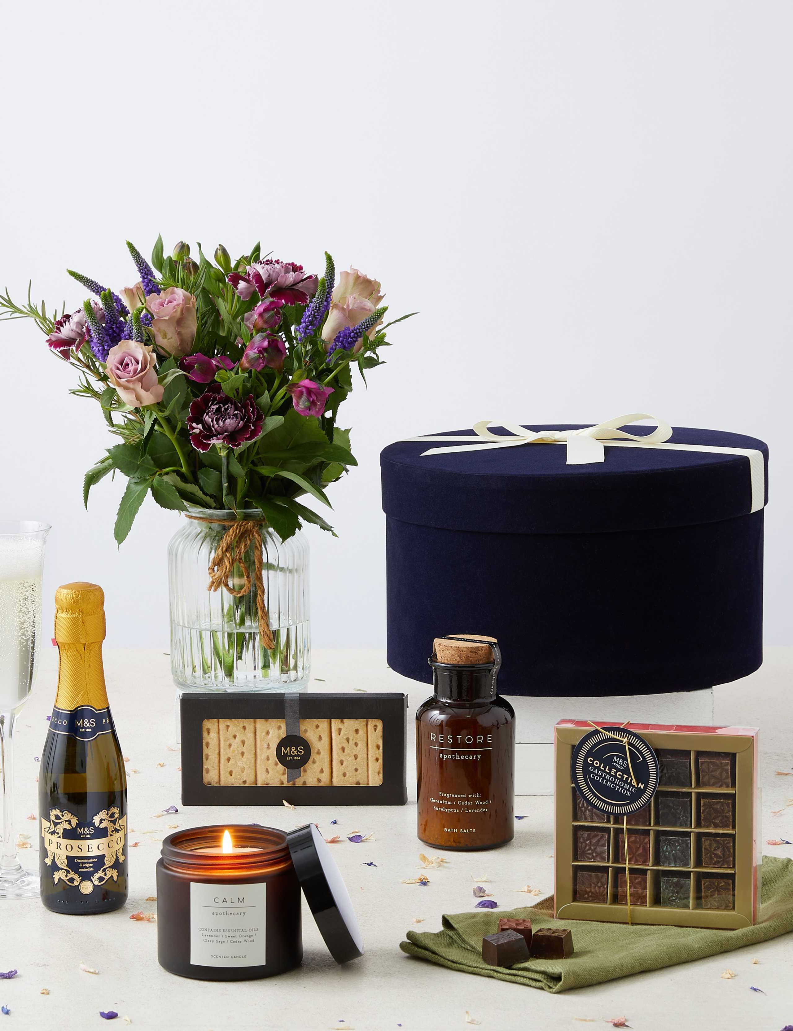 The Pamper Hamper & Flowers Gift 1 of 4