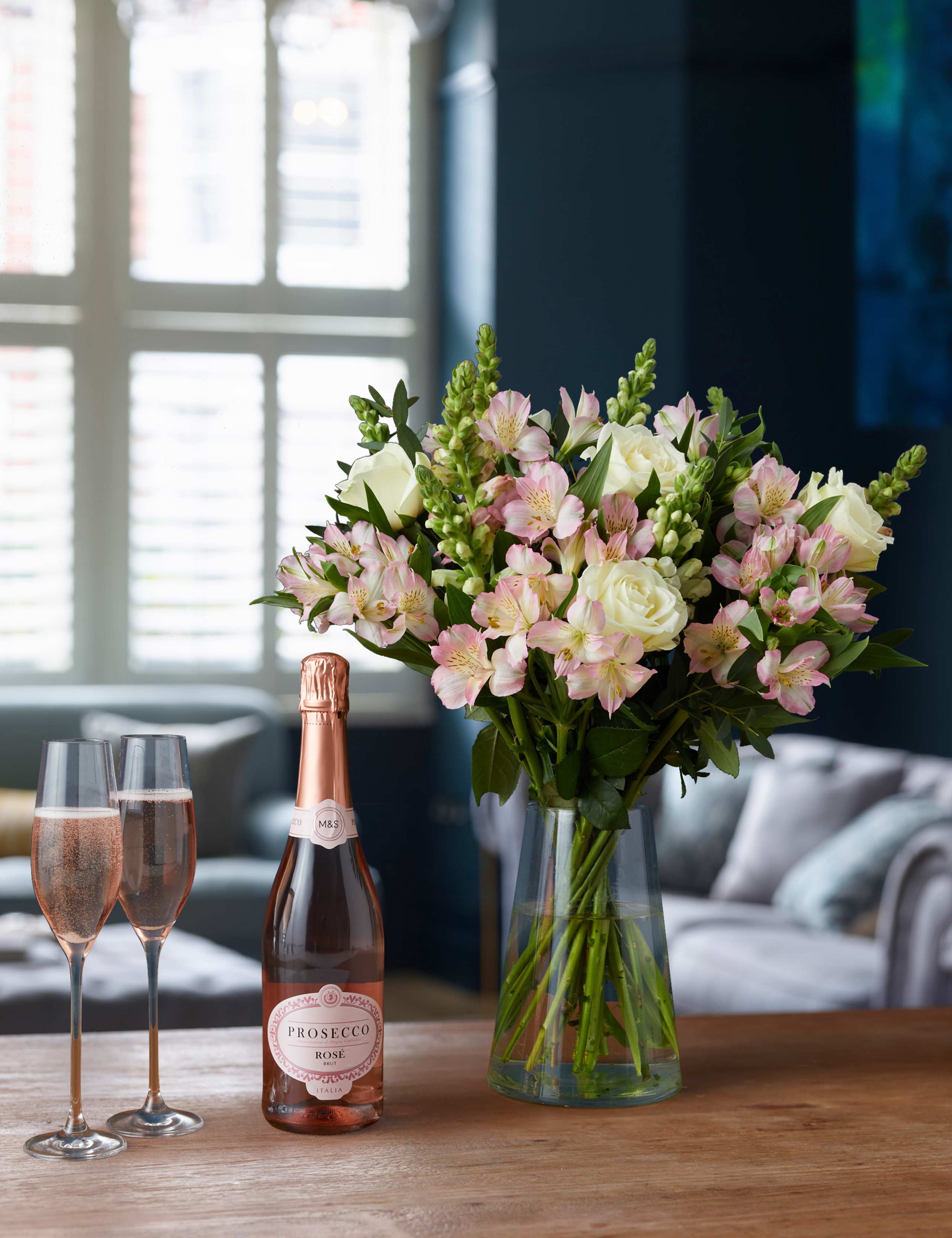 Lovely Mum Bouquet & Prosecco Rosé Bundle 1 of 4