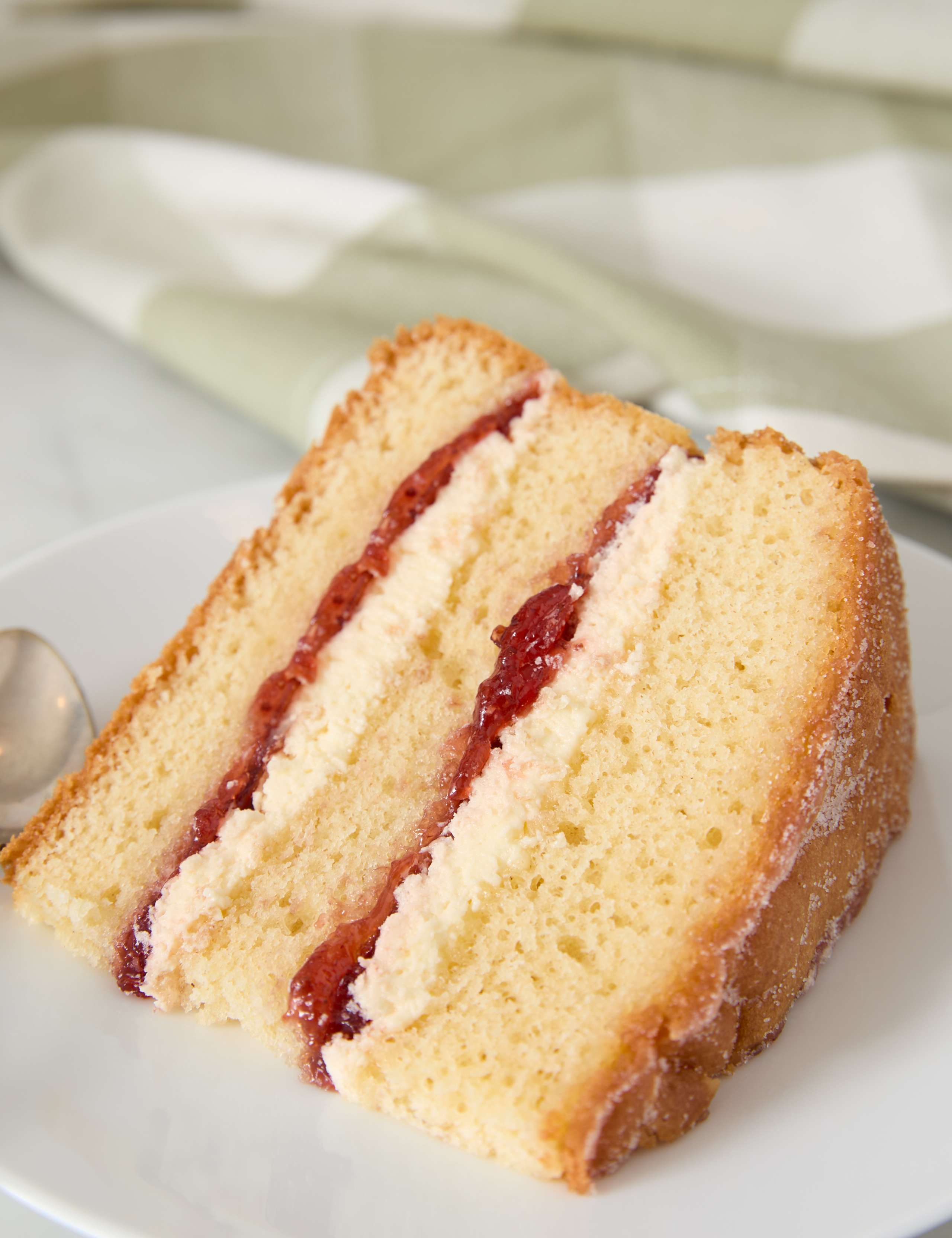 Victoria Sponge Cake (Serves 14) 3 of 5