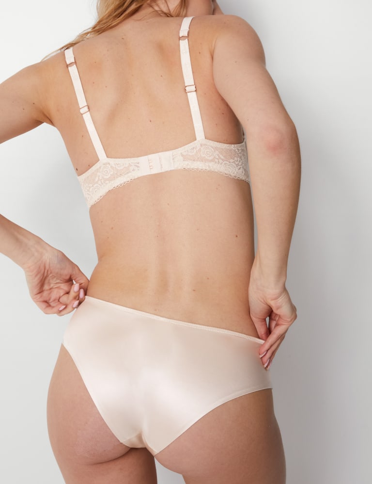 Smoothing Wired Full Cup Bra Set A-E 6 of 6